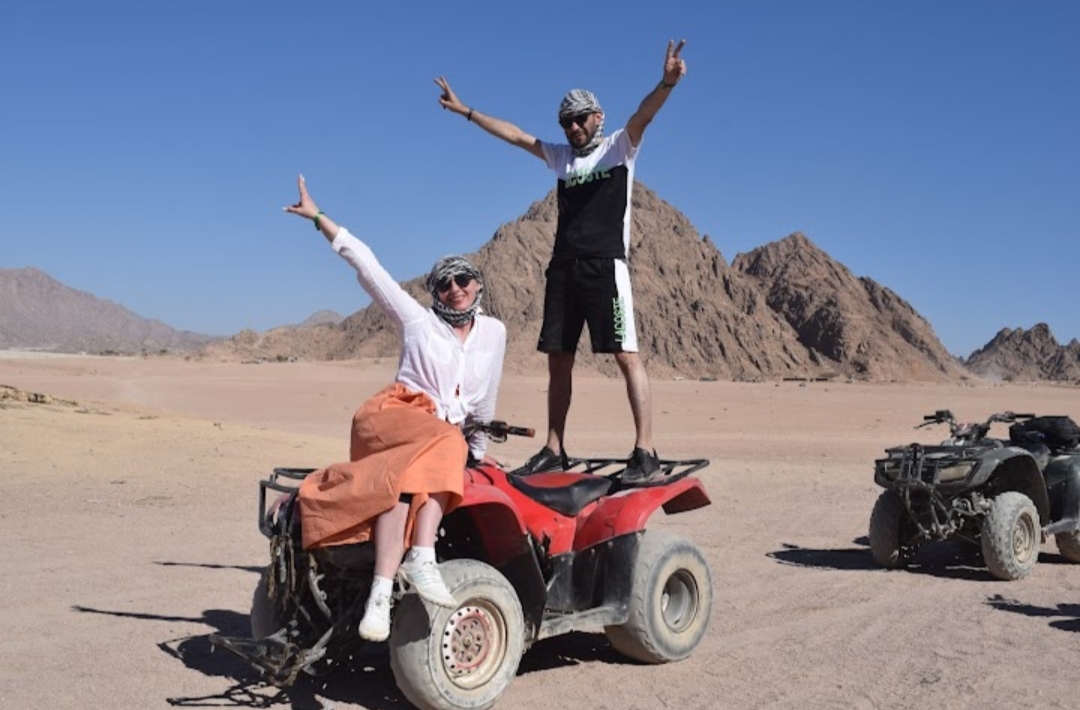 13Renkli Kanyon & Dahab — Şarm El Şeyh’ten, çölün denizle buluştuğu yer!  🏜️🌊✨