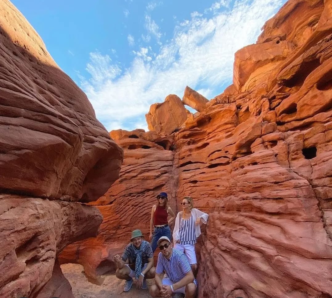 11Renkli Kanyon & Dahab — Şarm El Şeyh’ten, çölün denizle buluştuğu yer!  🏜️🌊✨