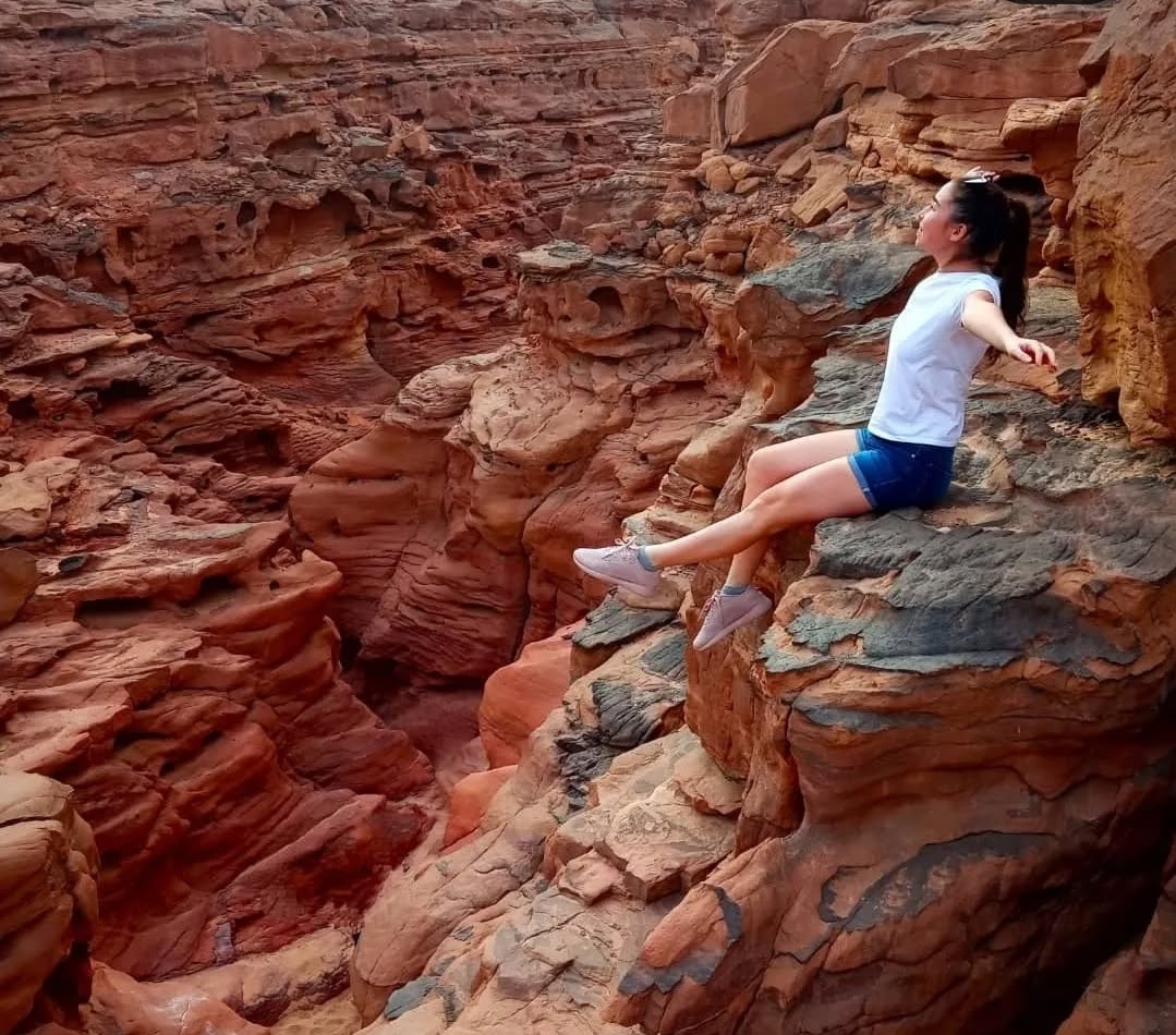 8Renkli Kanyon & Dahab — Şarm El Şeyh’ten, çölün denizle buluştuğu yer!  🏜️🌊✨